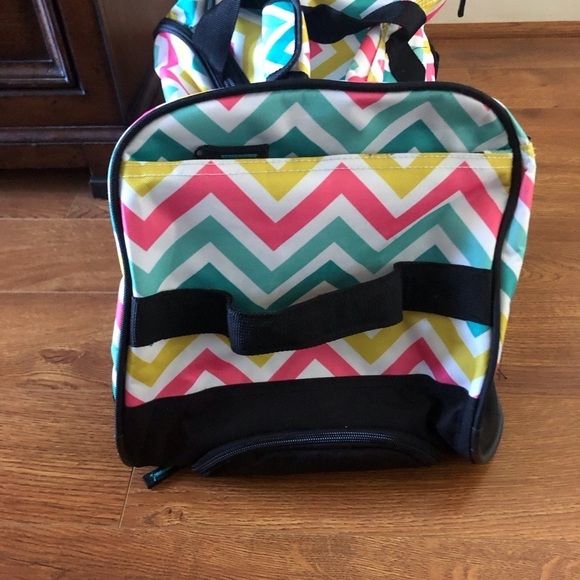 Chevron print wheeled duffle bag - Picture 5 of 7
